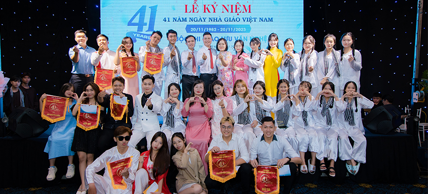 Chụp ảnh lưu niệm cùng đội văn nghệ Trường Cao đẳng Y Dược Sài Gòn