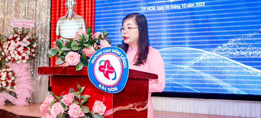 Hiệu phó Trường Cao đẳng Y Dược Sài Gòn cô Nguyễn Thị Nhàn lên đọc danh sách tân thủ khoa