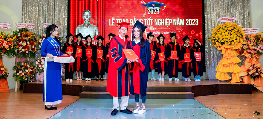 Hiệu trưởng Trường cao đẳng Y Dược Sài Gòn lên trao bằng tốt nghiệp