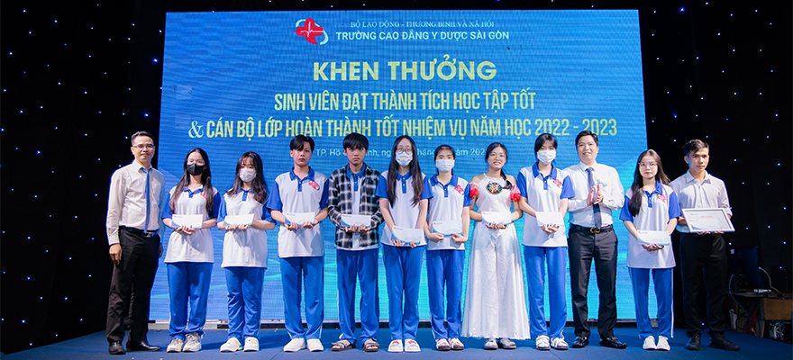 Khen thưởng sinh viên đạt thành tích học tập tốt Trường Cao đẳng Y Dược Sài Gòn