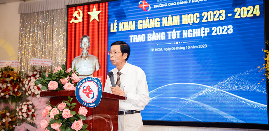 Thầy PGS TS Nguyễn Mạnh Hùng phát biểu tại Lễ Khai giảng và Tốt Nghiệp năm 2023