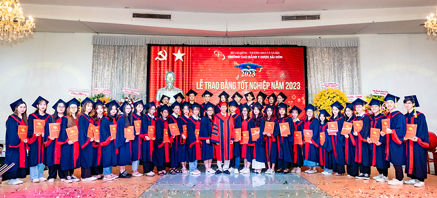 Trao bằng tốt nghiệp cho sinh viên Trường Cao đẳng Y Dược Sài Gòn