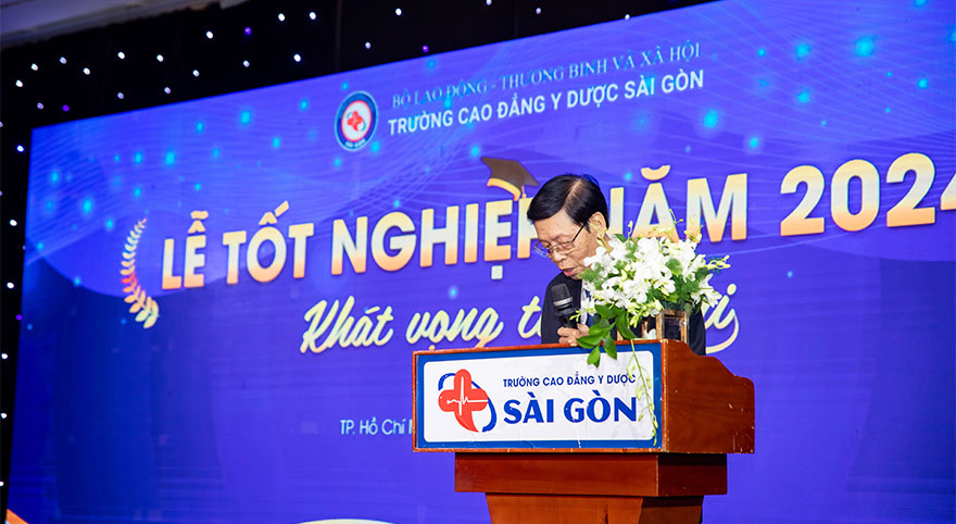 pgs ts nguyễn mạnh hùng hiệu trưởng nhà trường phát biểu trong ngày lễ tốt nghiệp