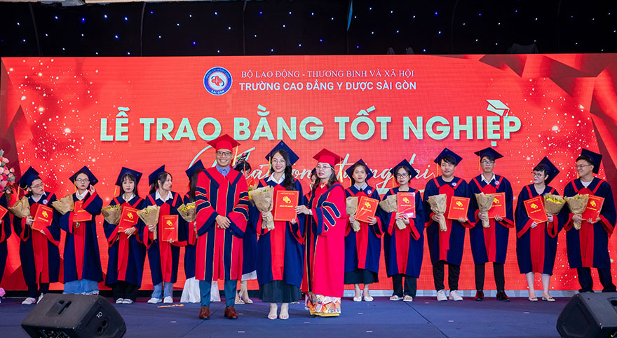 cô nguyễn thị nhàn trao bằng tốt nghiệp cho tân cử nhân k14