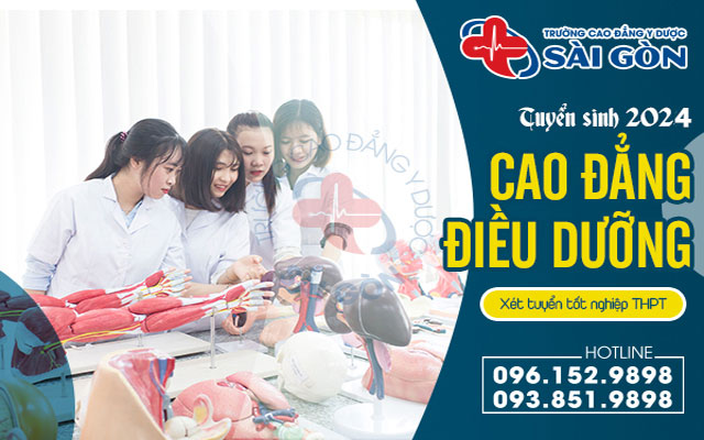 Sinh viên Cao đẳng Điều dưỡng Trường Cao đẳng Y Dược Sài Gòn trong tiết học thực hành