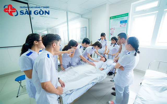 Chương trình đào tạo Điều dưỡng bao gồm các môn đại cương, môn cơ sở và chuyên ngành