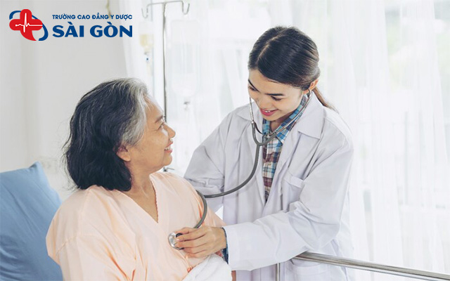 Sinh viên Điều dưỡng học những kỹ năng mềm và kỹ năng chuyên môn