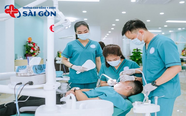 Điều dưỡng nha khoa đóng vai trò quan trọng trong việc hỗ trợ Bác sĩ thực hiện quy trình chăm sóc, điều trị sức khỏe răng miệng