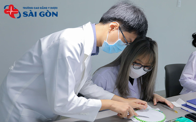 Sinh viên ngành Y đi làm thêm nên lựa chọn công việc hỗ trợ tốt nhất cho quá trình học tập