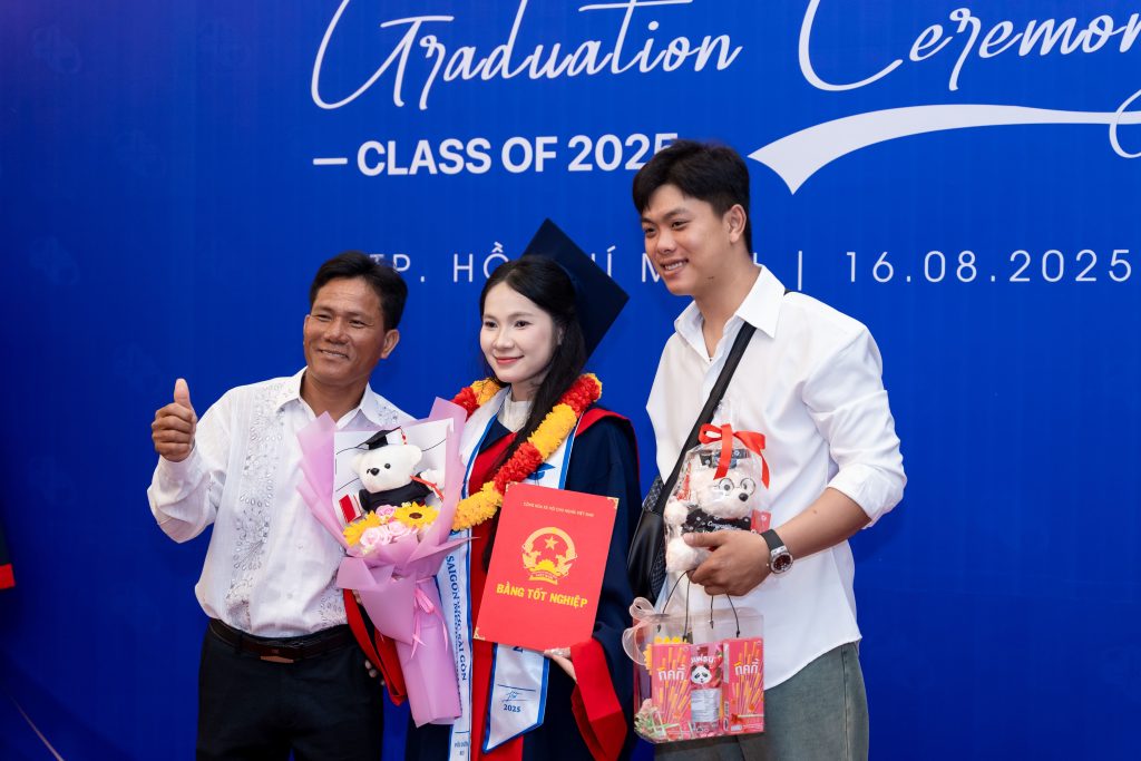 Gia đình người thân bên cạnh ngày trọng đại của các cử nhân