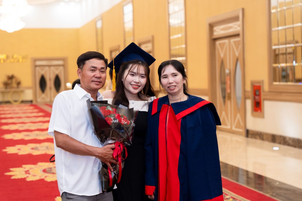 Gia đình người thân bên cạnh ngày trọng đại của các cử nhân