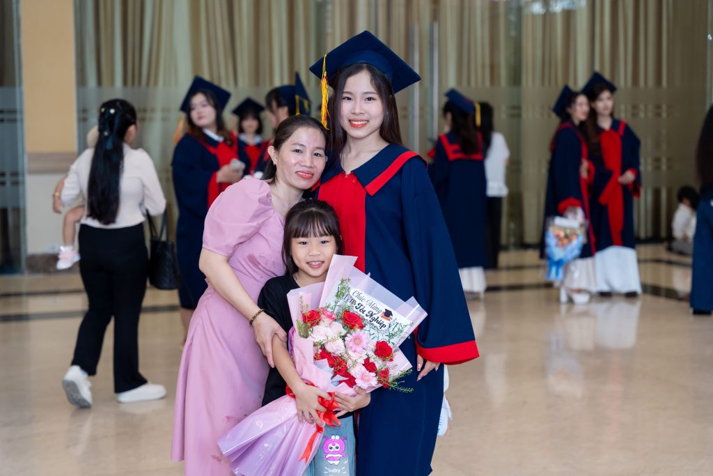 Gia đình người thân bên cạnh ngày trọng đại của các cử nhân