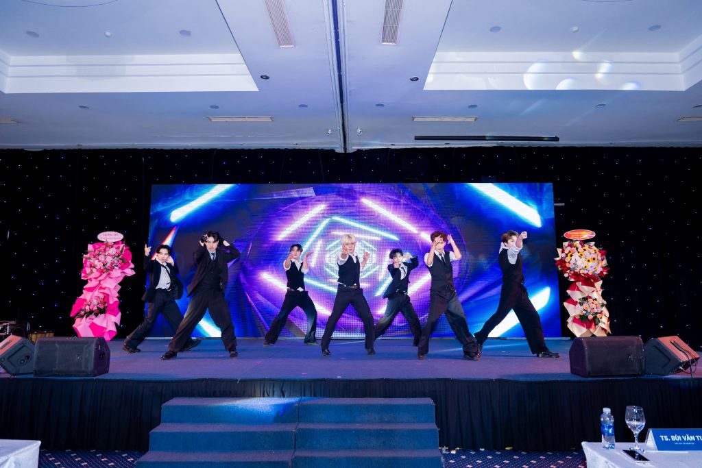 Những màn vũ đạo sôi động để bắt đầu buổi lễ