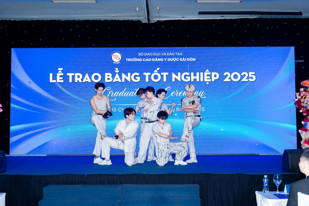 Những màn vũ đạo sôi động để bắt đầu buổi lễ