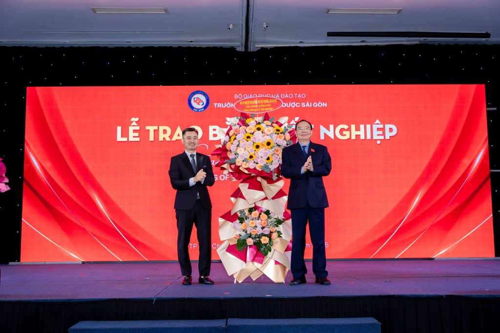 Đại diện khách mời tặng hoa cho nhà trường