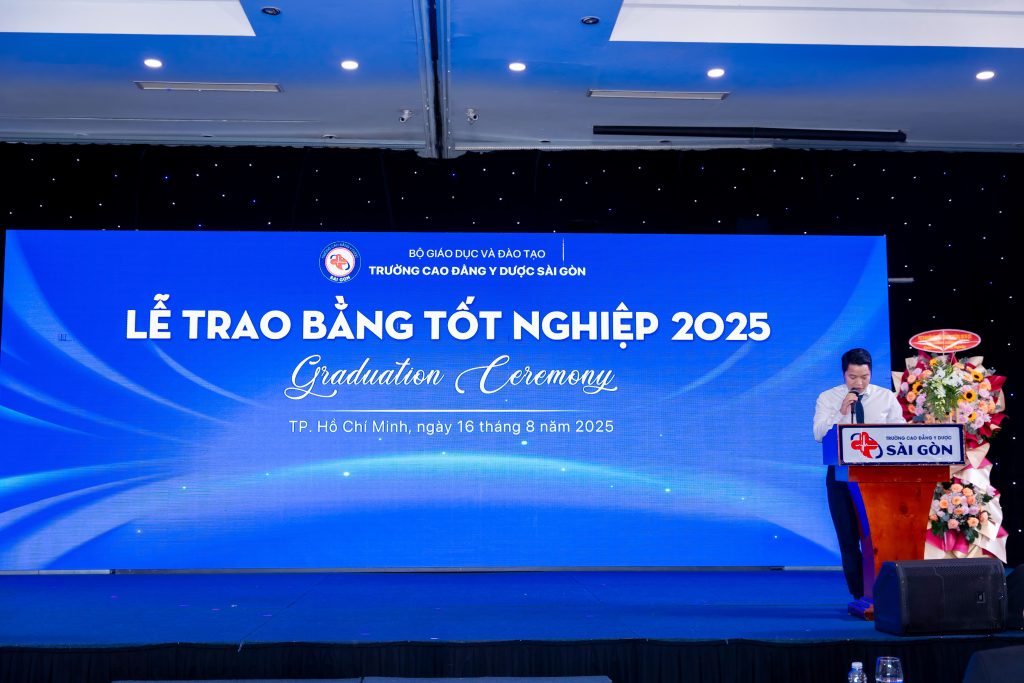 Thầy Nguyễn Văn Phương đọc quyết định khen thưởng