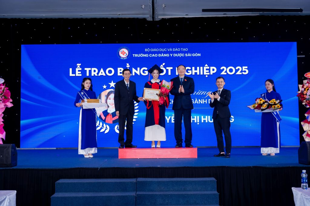 Trao bằng khen cho sinh viên xuất sắc