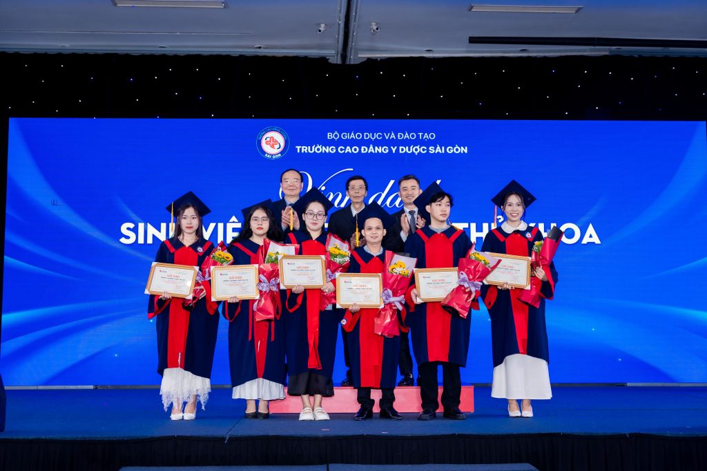 Trao bằng khen cho sinh viên xuất sắc