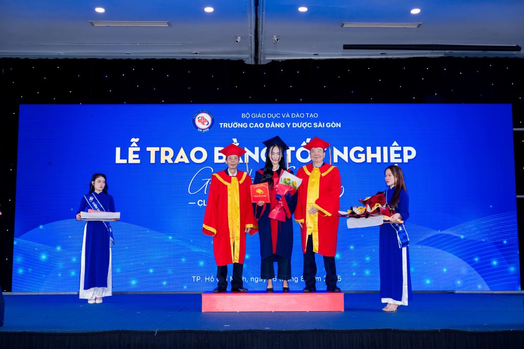 Thầy Nguyễn Mạnh Hùng hiệu trưởng nhà trường trao bằng tốt nghiệp cho các em sinh viên