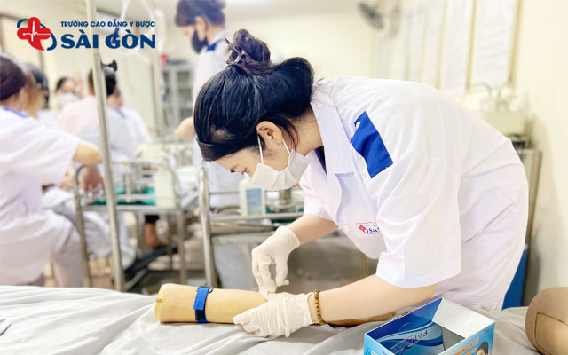 sinh viên ngành điều dưỡng trường cao đẳng y dược sài gòn