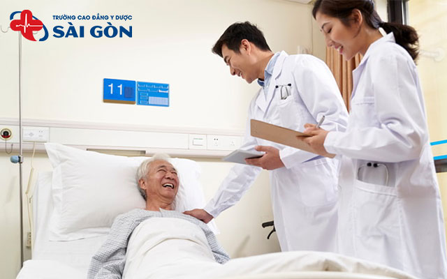 tinh-huong-giao-tiep-giua-dieu-duong-va-benh-nhan1